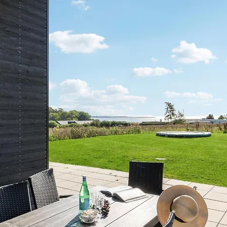 Pet Friendly In With Kitchen Holiday home
